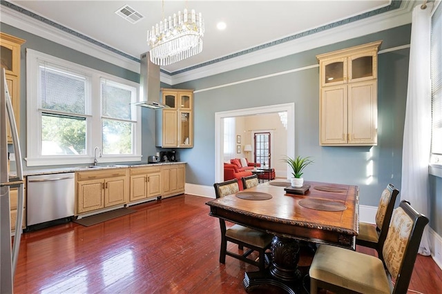 dining area featuring crown molding, sink, dark hardwood / wood-style floors, and a notable chandelier