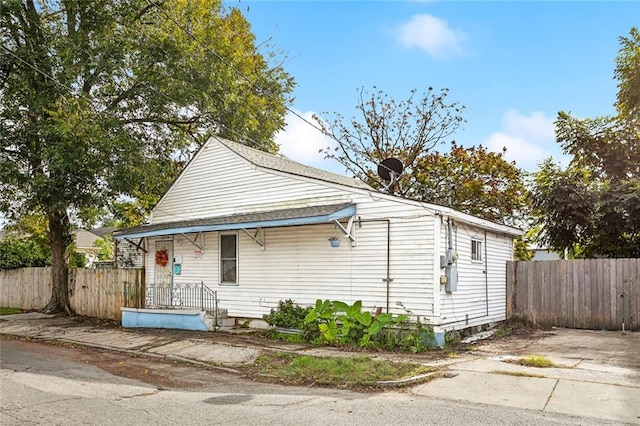 view of front of house featuring fence