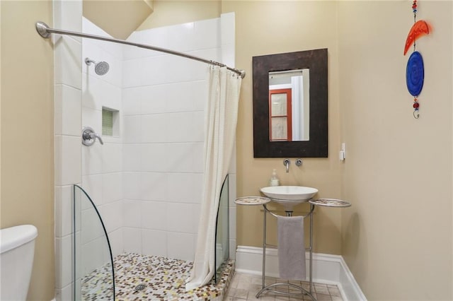 bathroom with a shower with curtain, toilet, and sink