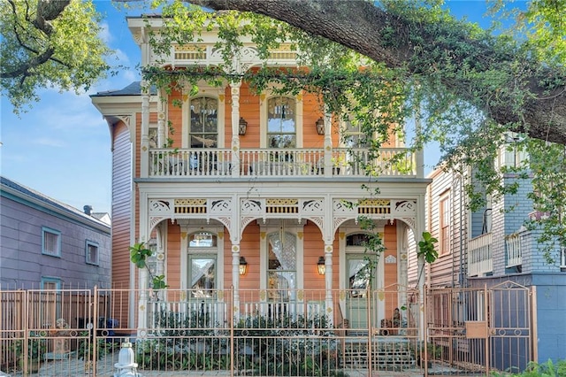 view of front of property featuring a balcony