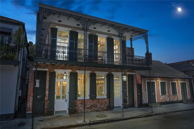 view of front of property featuring a balcony