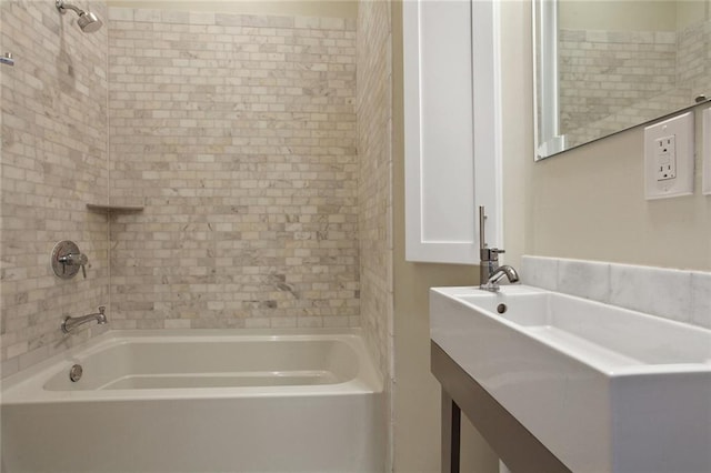 bathroom with tiled shower / bath combo