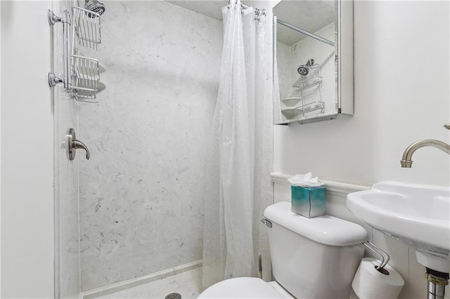 bathroom with a shower with curtain, toilet, and sink