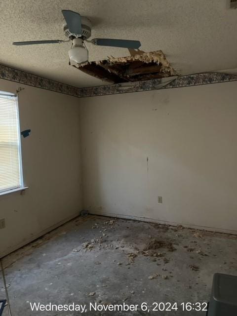 spare room featuring ceiling fan and a textured ceiling