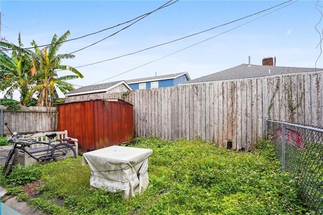 view of yard with a shed