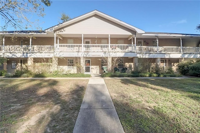 view of front of property featuring a front lawn