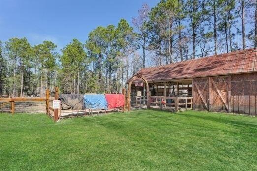 view of yard with an outdoor structure