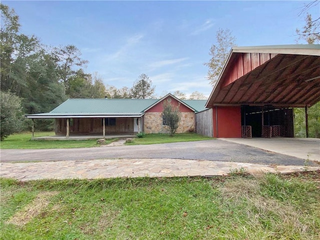 view of front of property featuring an outbuilding