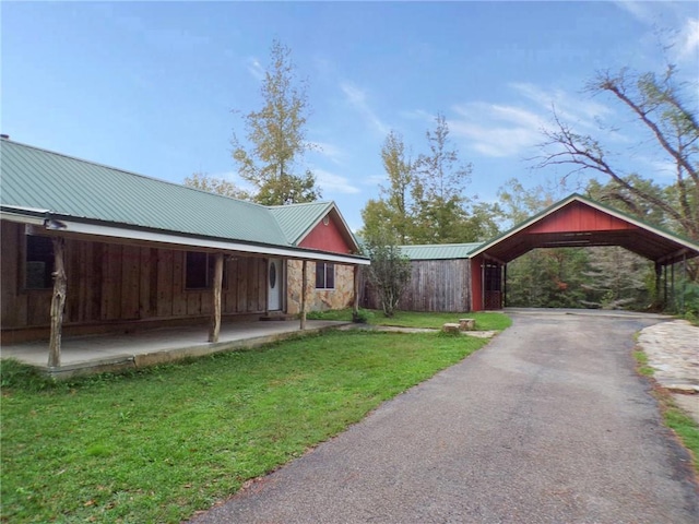 view of front of house featuring a carport and a front lawn