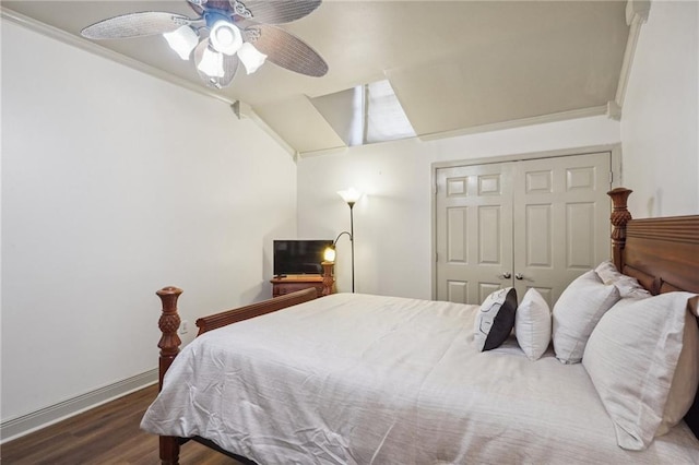 bedroom with dark hardwood / wood-style floors, a closet, crown molding, and ceiling fan