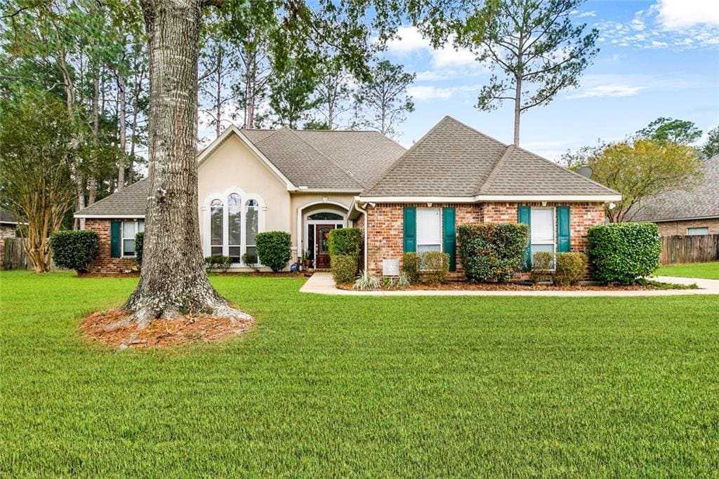 view of front of home with a front lawn