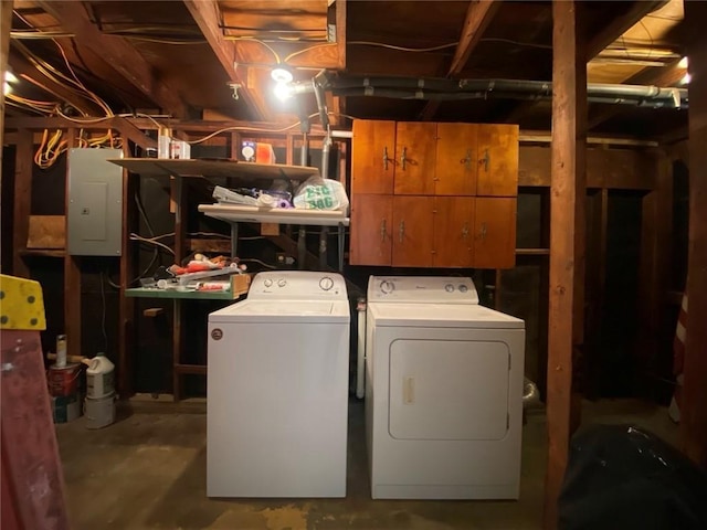 laundry room featuring electric panel and independent washer and dryer