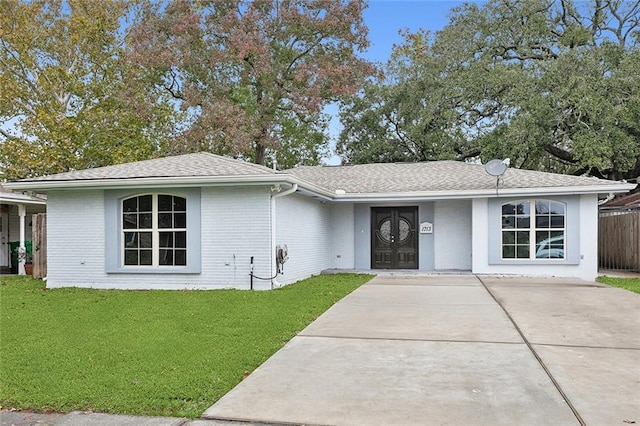 ranch-style house featuring a front lawn