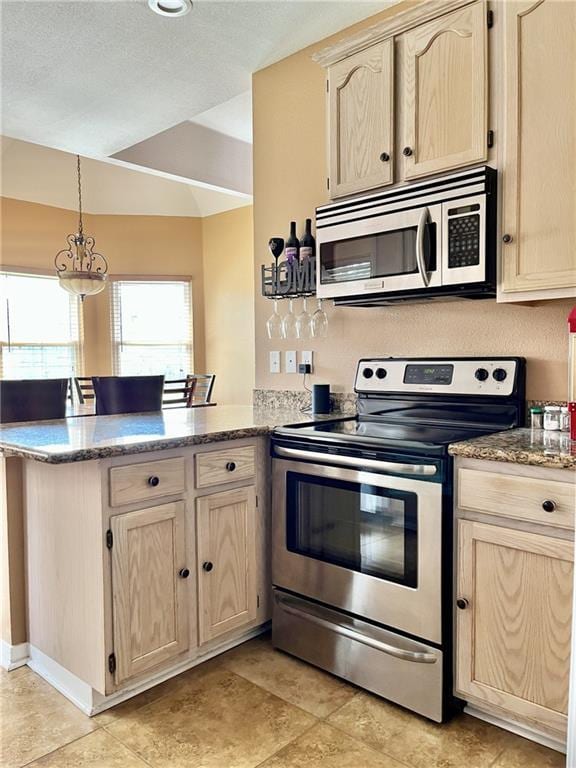 kitchen with kitchen peninsula, a textured ceiling, stainless steel appliances, light brown cabinets, and hanging light fixtures