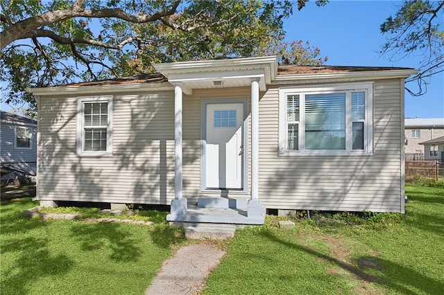 view of front facade with a front lawn