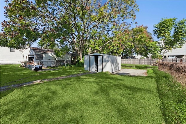 view of yard with a storage shed