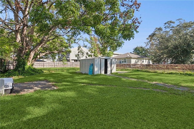 view of yard featuring a storage shed