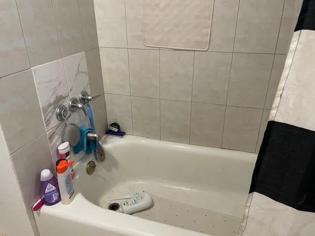 bathroom with tiled shower / bath combo