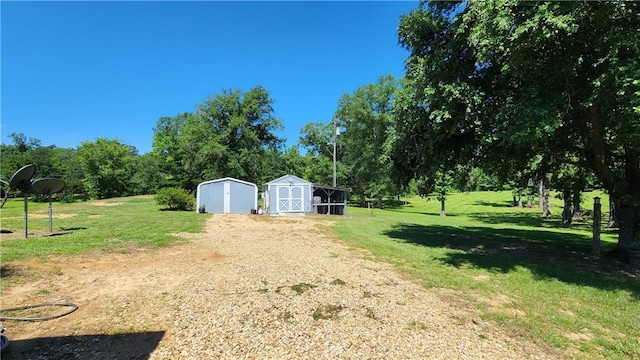 view of yard featuring a storage shed