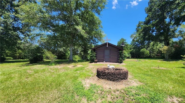 view of yard featuring a shed