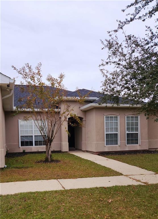 view of front of home featuring a front lawn