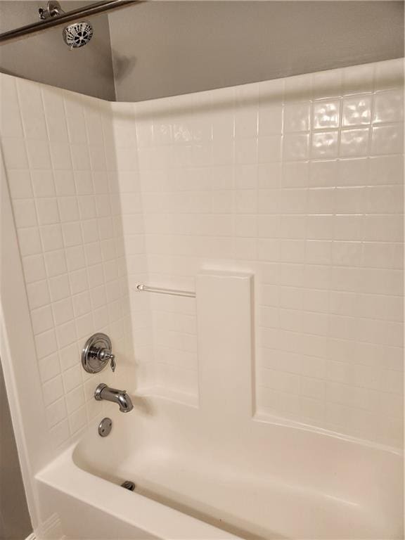 bathroom with tiled shower / bath