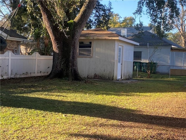 view of yard featuring an outbuilding