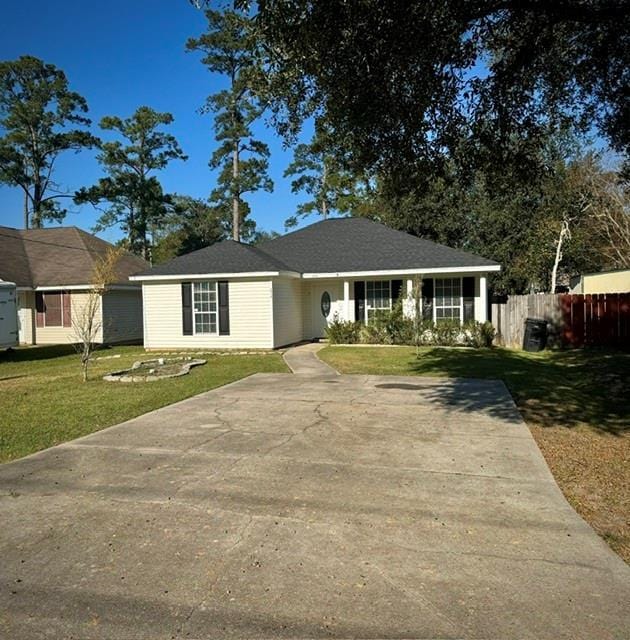 single story home with a front lawn