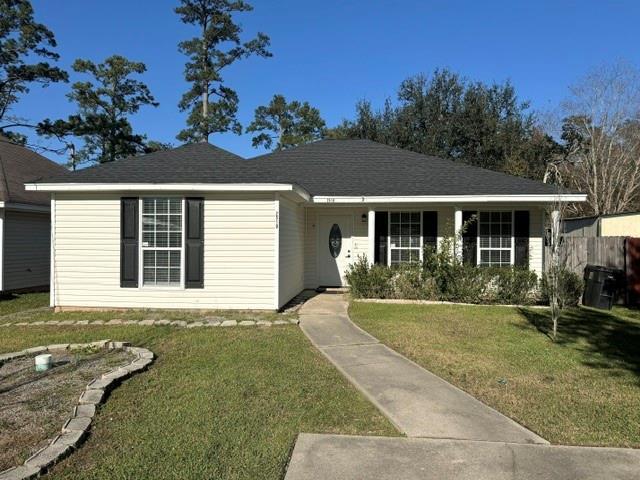 ranch-style home featuring a front lawn