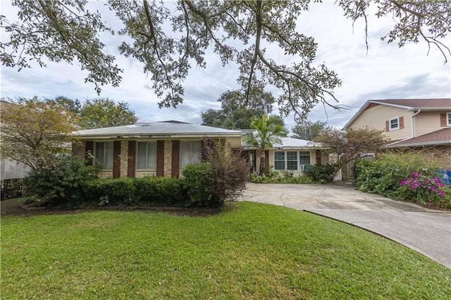 view of front of home featuring a front lawn