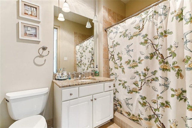 bathroom with a shower with shower curtain, vanity, and toilet