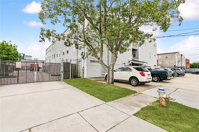 view of front of property with a front yard