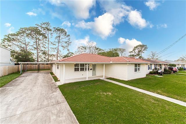 ranch-style home with a front lawn