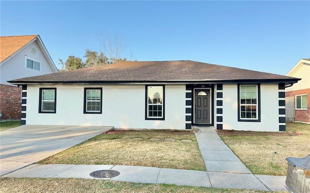 view of front of property featuring a front yard