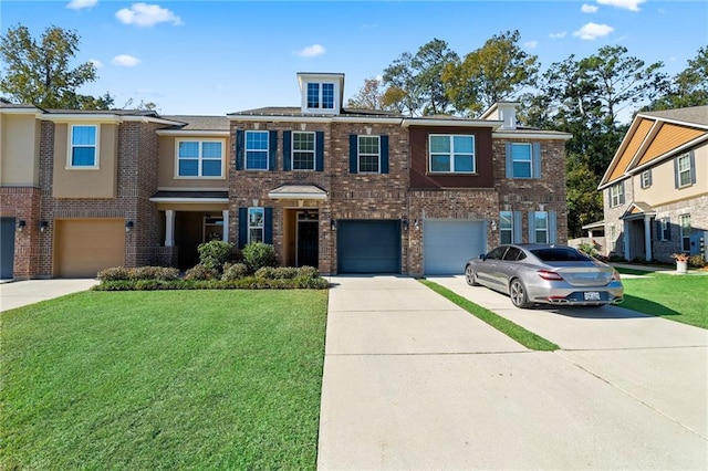 townhome / multi-family property featuring a front yard