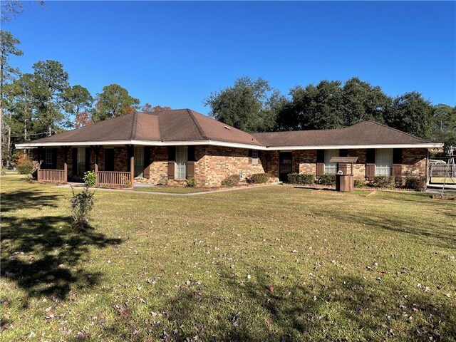 view of front facade featuring covered porch and a front lawn