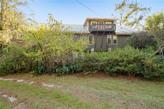 view of yard with a balcony