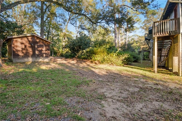 view of yard featuring a storage shed