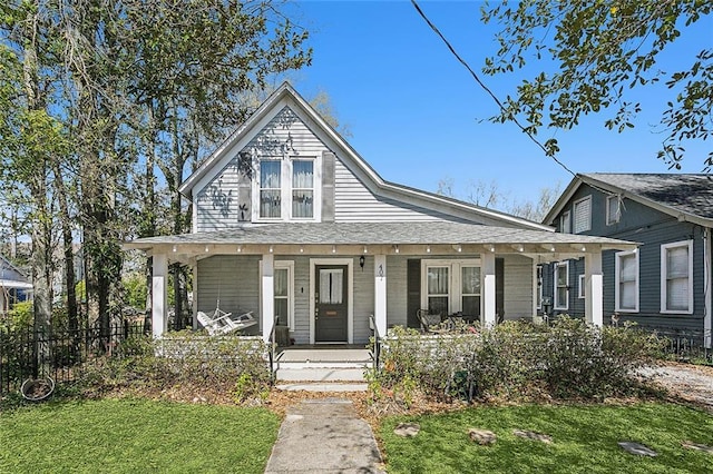 view of front of property with a front lawn and covered porch