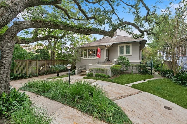 view of front of property with a front yard