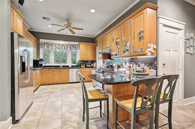 kitchen with kitchen peninsula, a kitchen breakfast bar, backsplash, stainless steel appliances, and ceiling fan