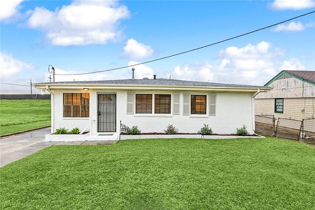 single story home featuring a front yard