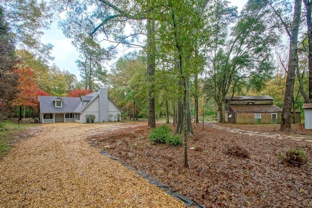 view of yard featuring a storage shed