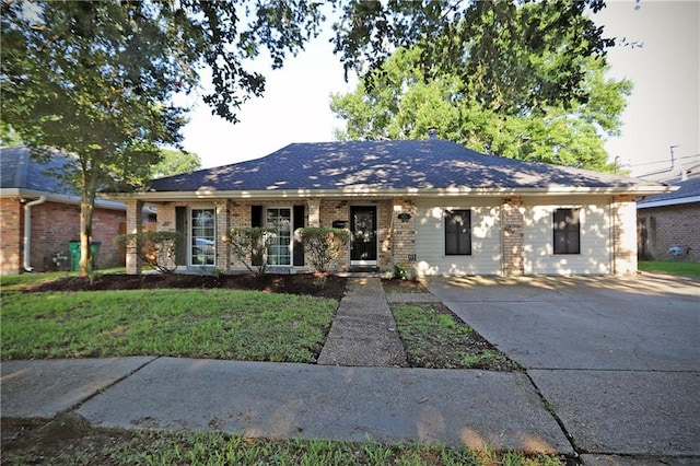 ranch-style house featuring a front lawn