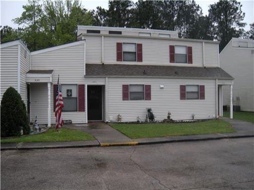 view of front facade with a front lawn