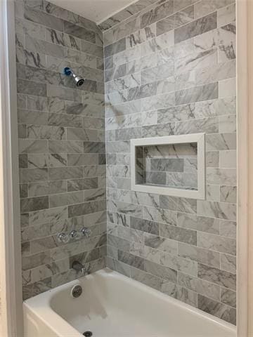 bathroom with tiled shower / bath combo