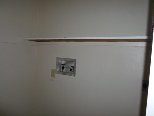 laundry room with washer hookup