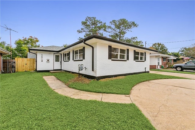 ranch-style house featuring a front yard