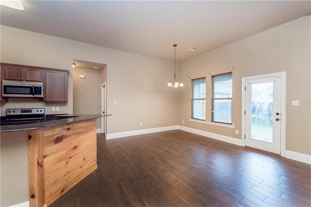 kitchen featuring electric stove, dark hardwood / wood-style flooring, pendant lighting, and an inviting chandelier