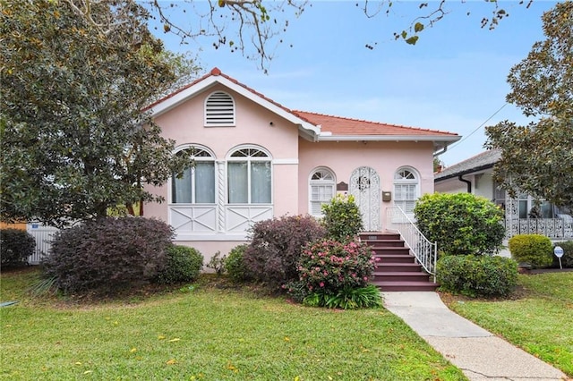 view of front of house featuring a front lawn